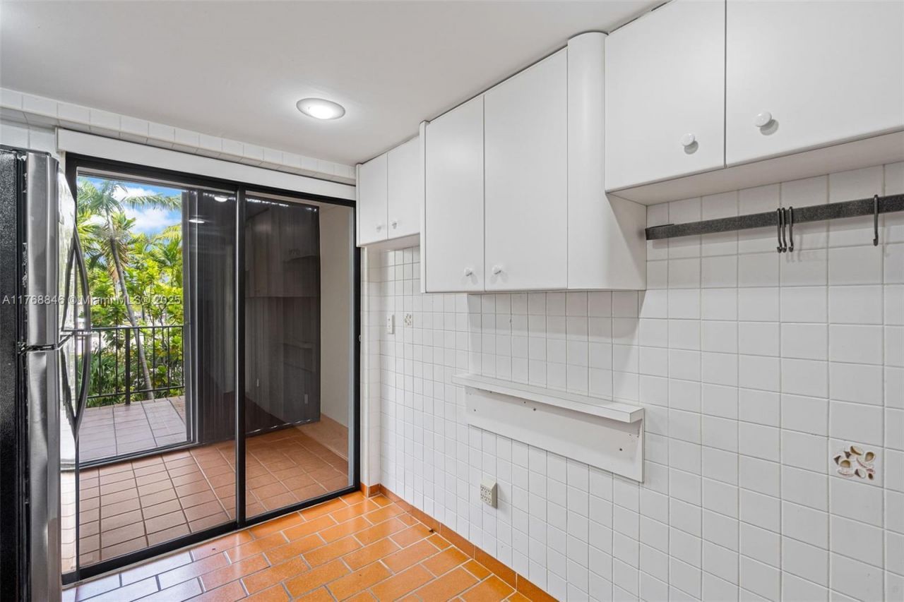 77 Crandon Blvd, Unit 2B, Key Biscayne, FL 33149 Photo