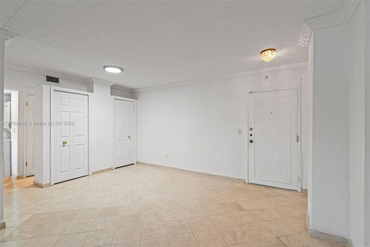 77 Crandon Blvd, Unit 2B, Key Biscayne, FL 33149 Photo