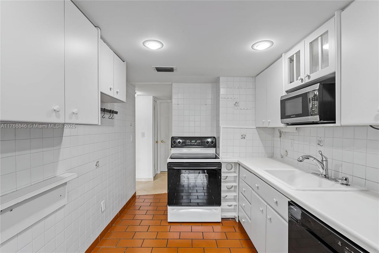 77 Crandon Blvd, Unit 2B, Key Biscayne, FL 33149 Photo