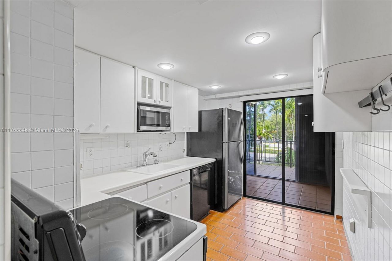 77 Crandon Blvd, Unit 2B, Key Biscayne, FL 33149 Photo