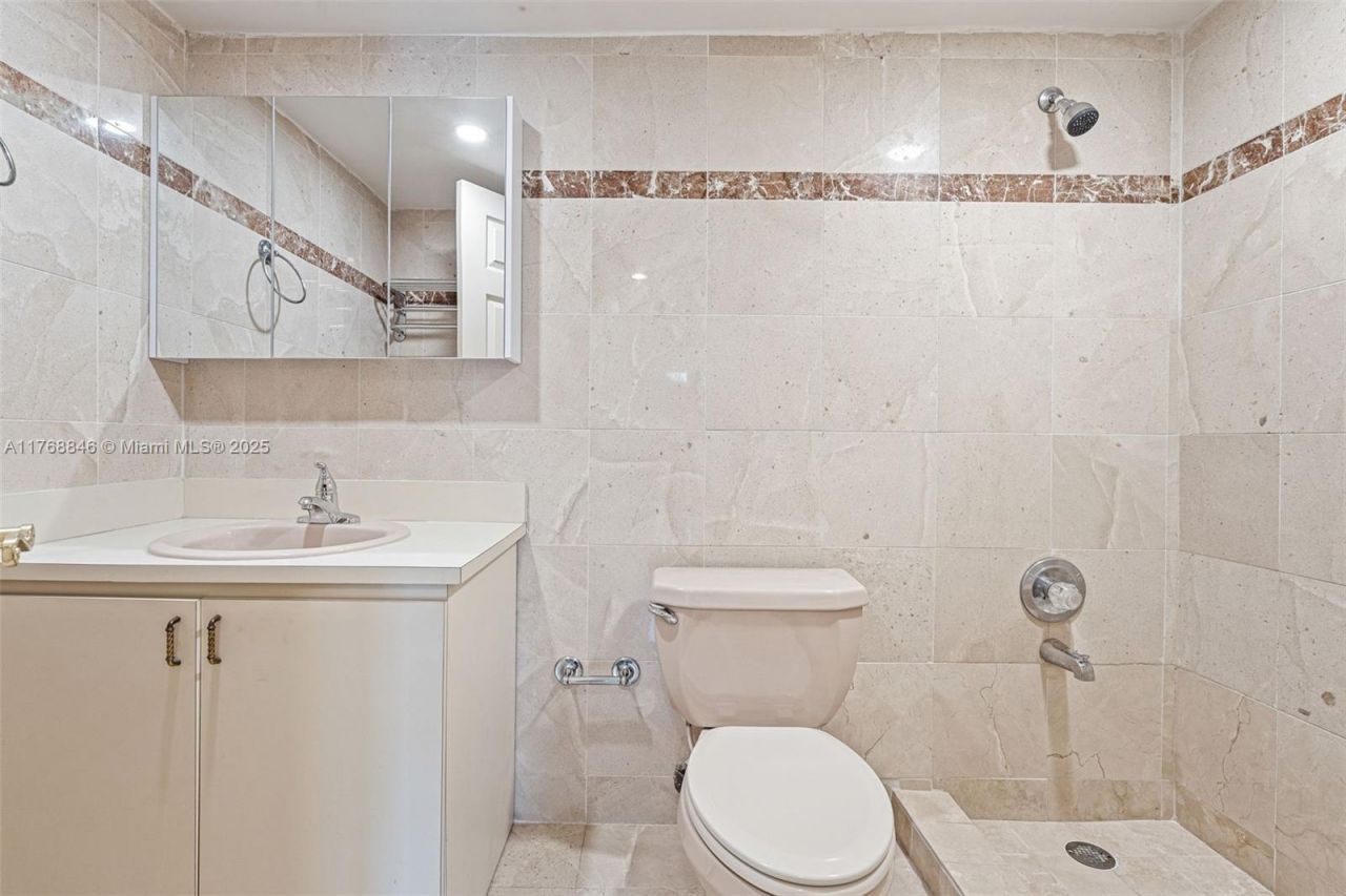 77 Crandon Blvd, Unit 2B, Key Biscayne, FL 33149 Photo