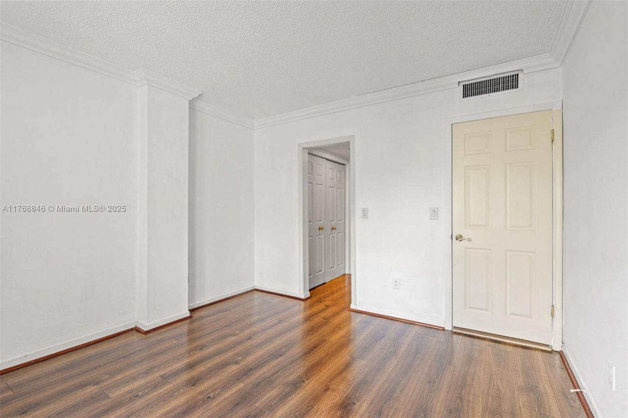 77 Crandon Blvd, Unit 2B, Key Biscayne, FL 33149 Photo