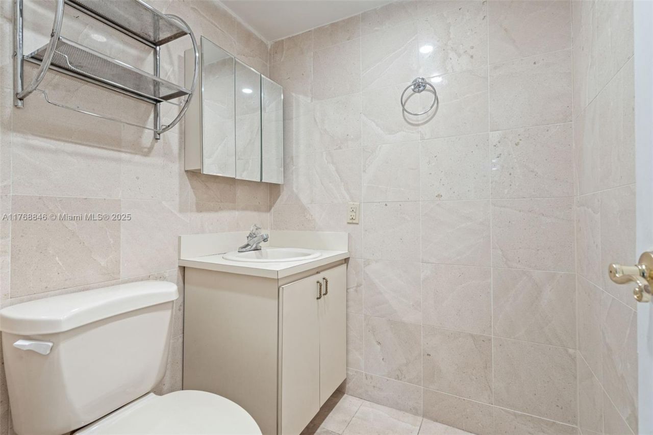 77 Crandon Blvd, Unit 2B, Key Biscayne, FL 33149 Photo