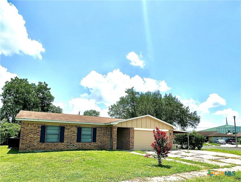 225 Monterrey Drive, Victoria, TX 77904 Main Photo