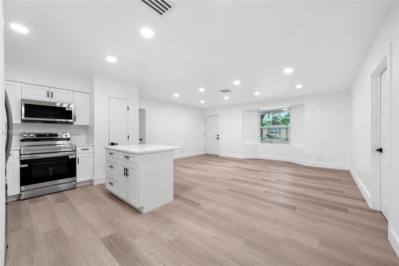 4290 NW 38th Ave, Lauderdale Lakes, FL 33309 Photo