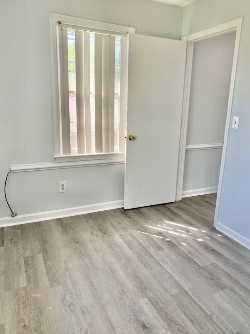 105 S Merriman Road Photo 5