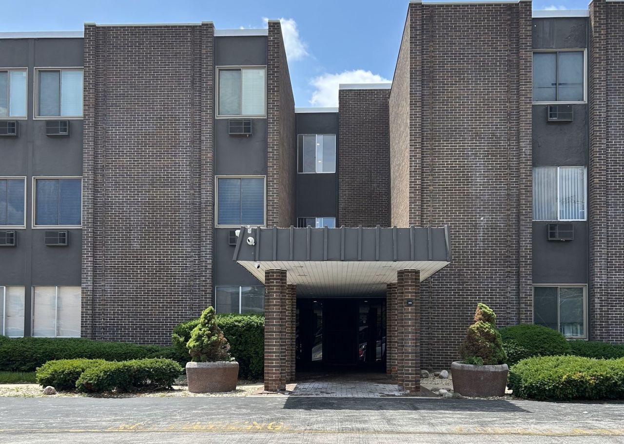 1117 Leavitt Avenue, Unit 110, Flossmoor, IL 60422 Main Photo