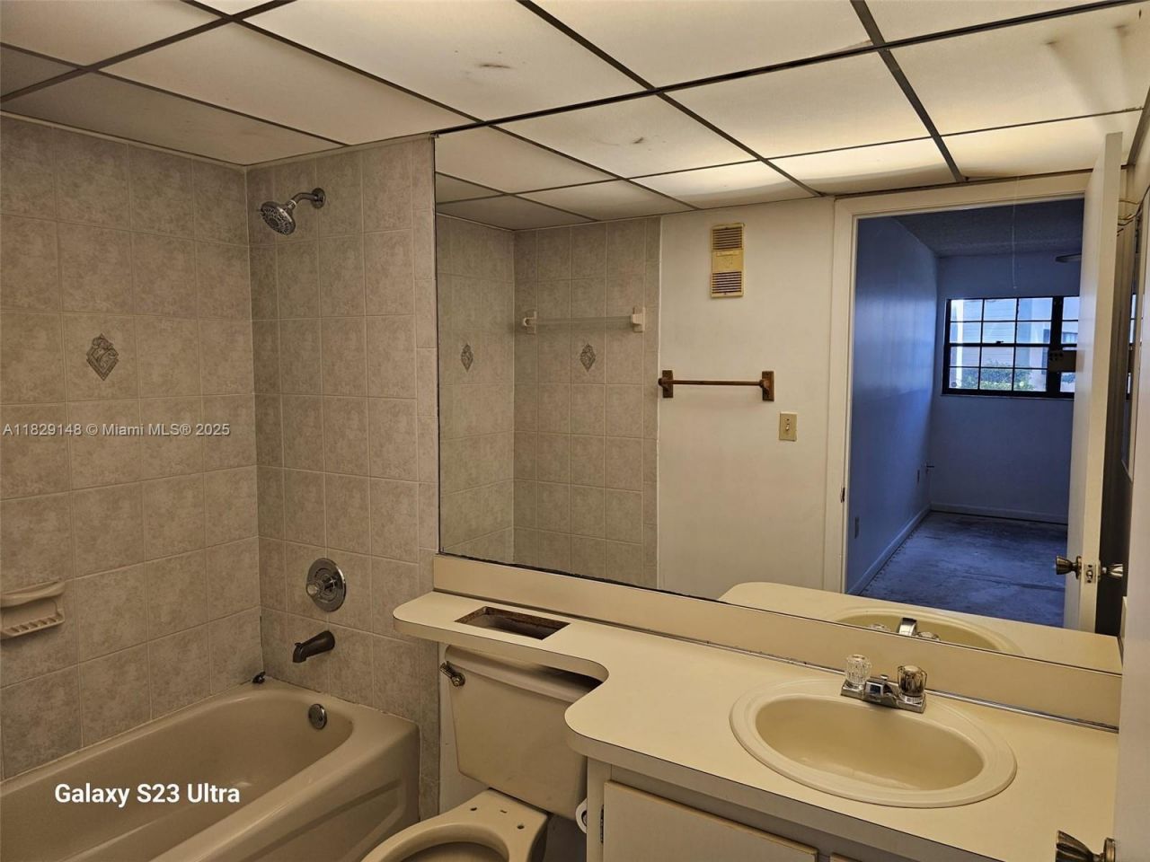 907 NE 199th St, Unit 106, Miami, FL 33179 Photo