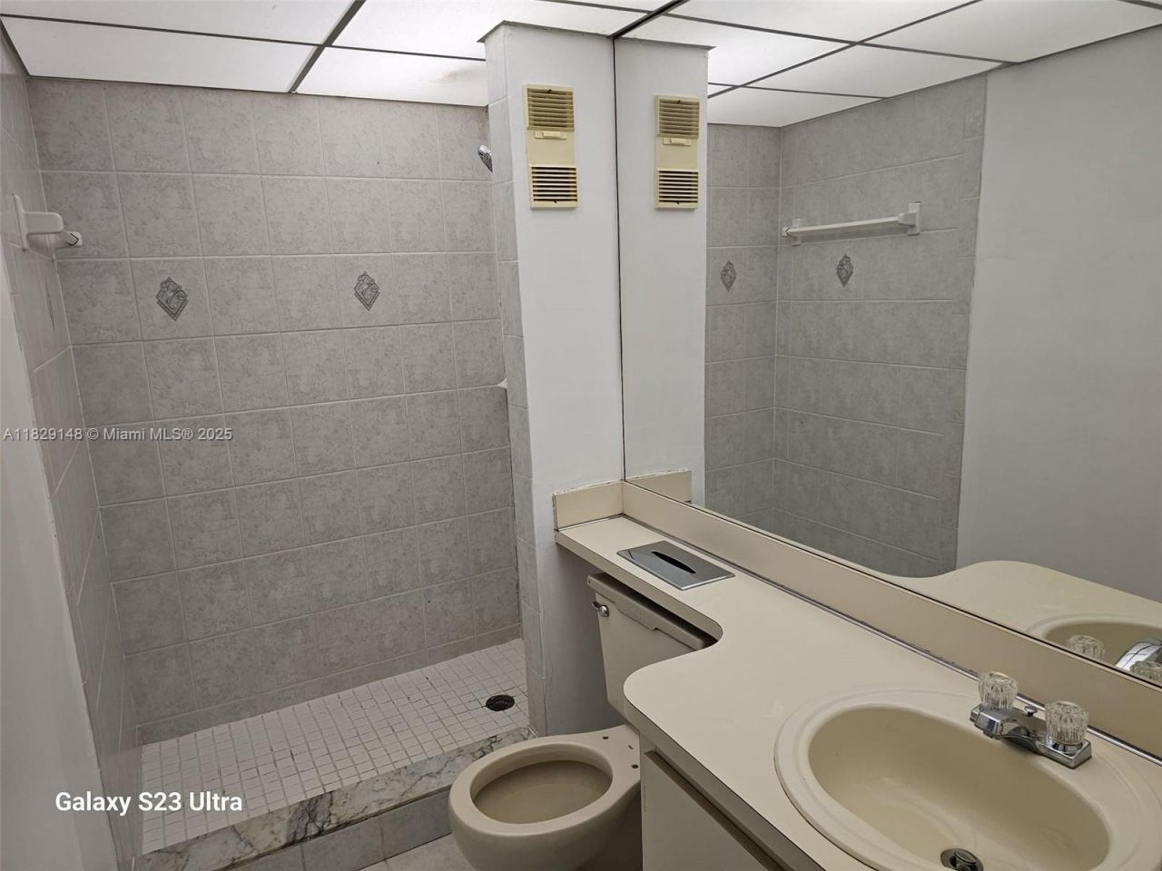 907 NE 199th St, Unit 106, Miami, FL 33179 Photo