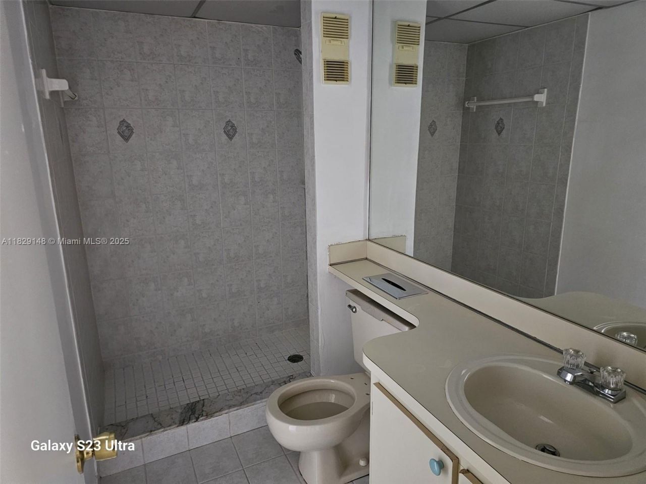 907 NE 199th St, Unit 106, Miami, FL 33179 Photo