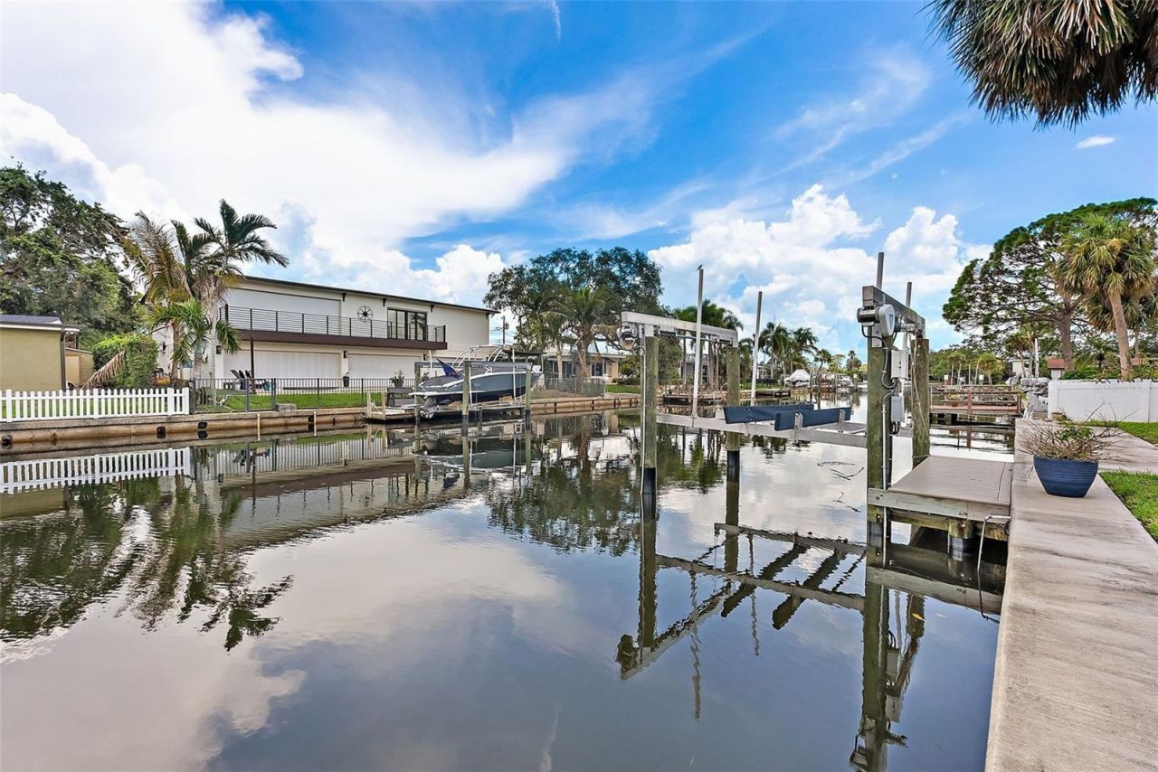 5285 Dover Street Ne, Saint Petersburg, FL 33703 Photo