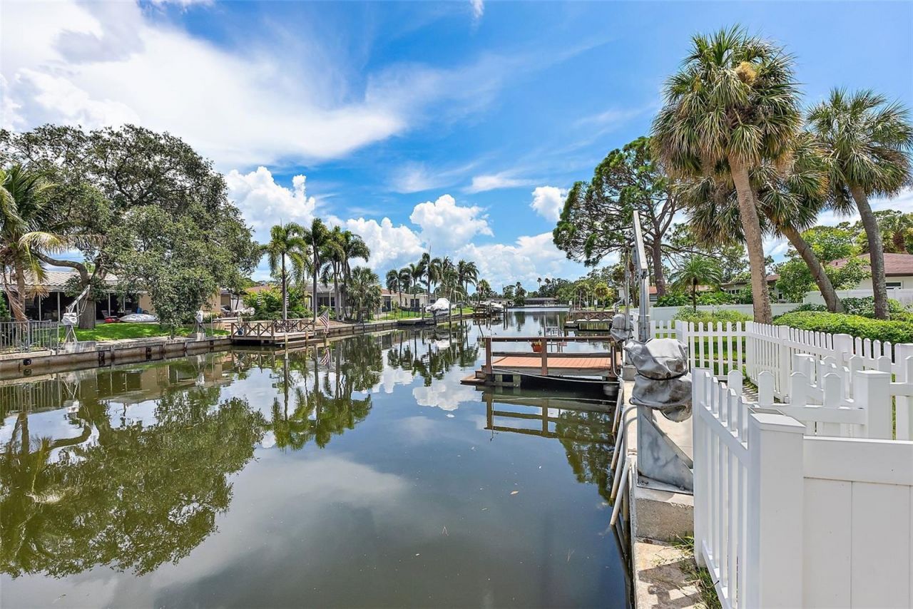 5285 Dover Street Ne, Saint Petersburg, FL 33703 Photo