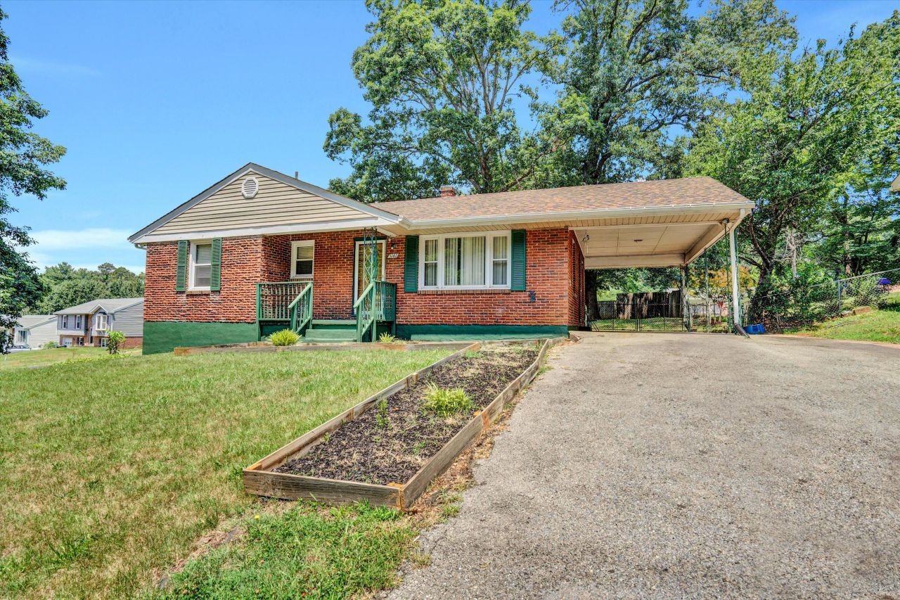 5141 Youngwood Dr Nw, Roanoke, VA 24017 Main Photo