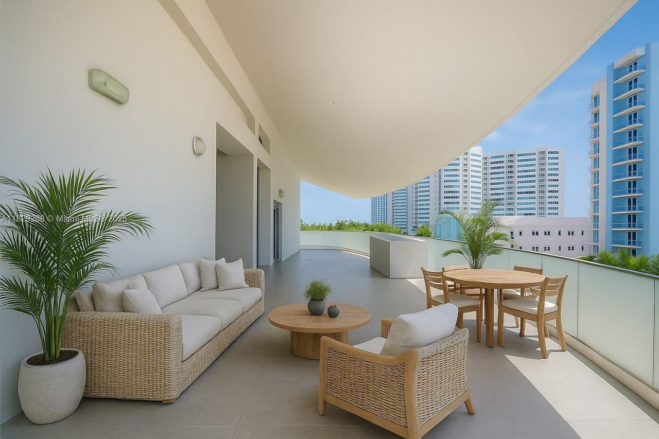 6930 Collins Ave, Unit Penthouse, Miami Beach, FL 33141 Photo