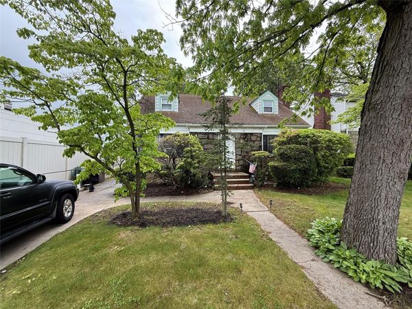 15 Astor Place, Valley Stream, NY 11581