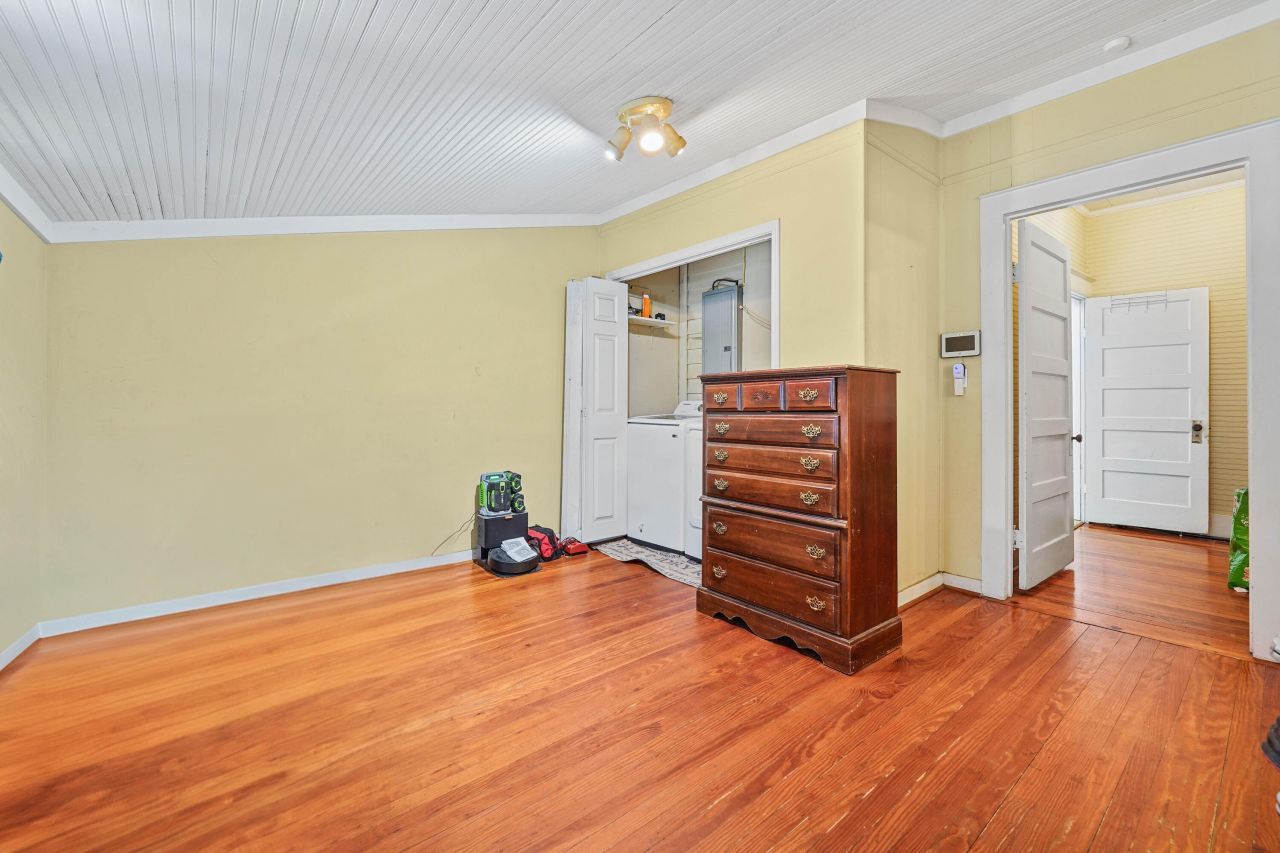 205 W Elm Street Photo 10