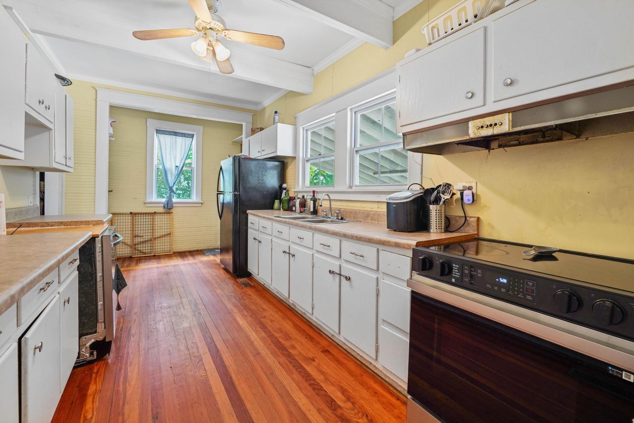 205 W Elm Street Photo 12