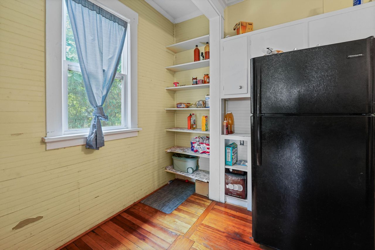 205 W Elm Street Photo 13