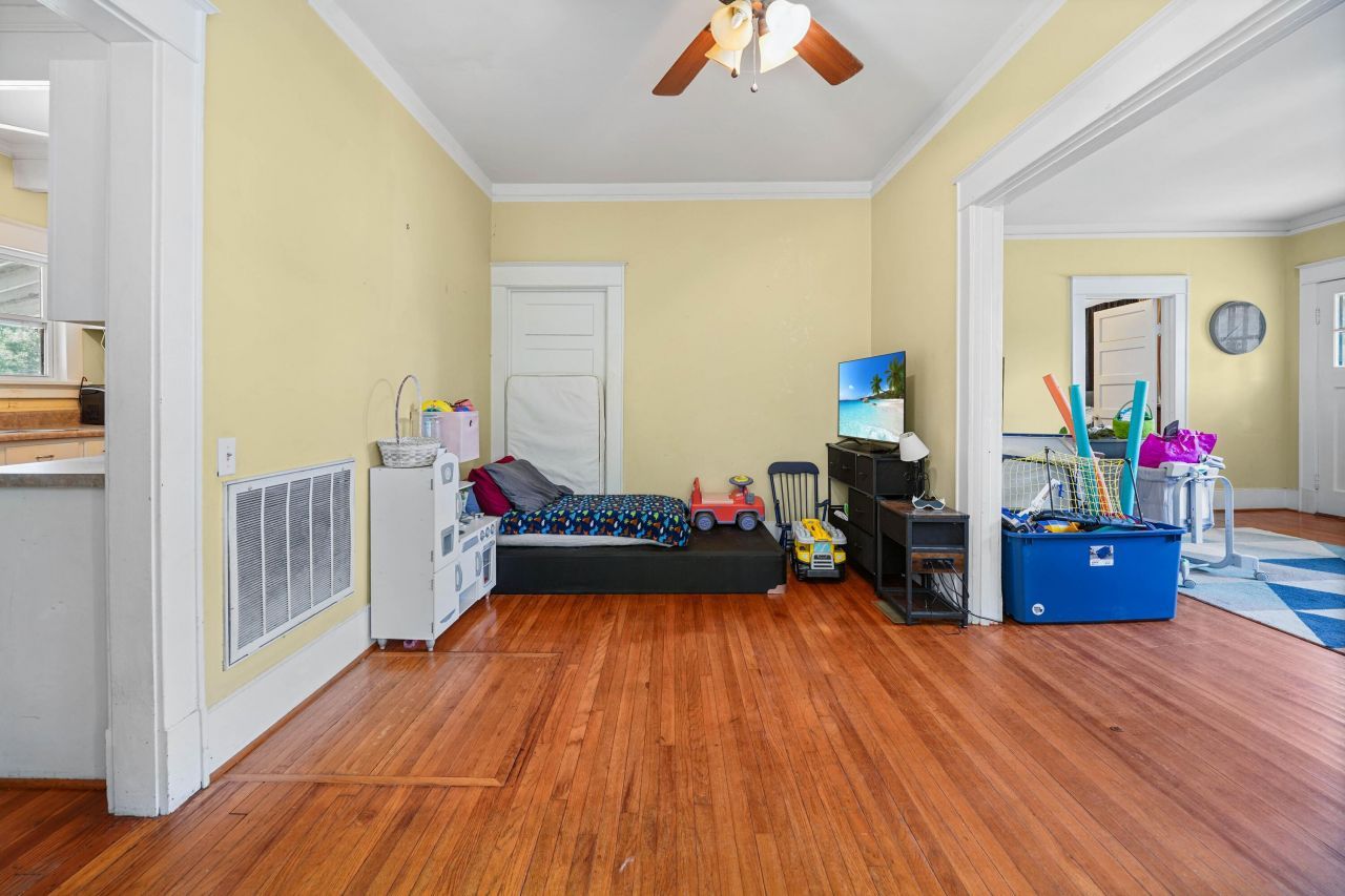 205 W Elm Street Photo 14