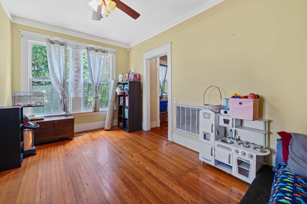 205 W Elm Street Photo 15