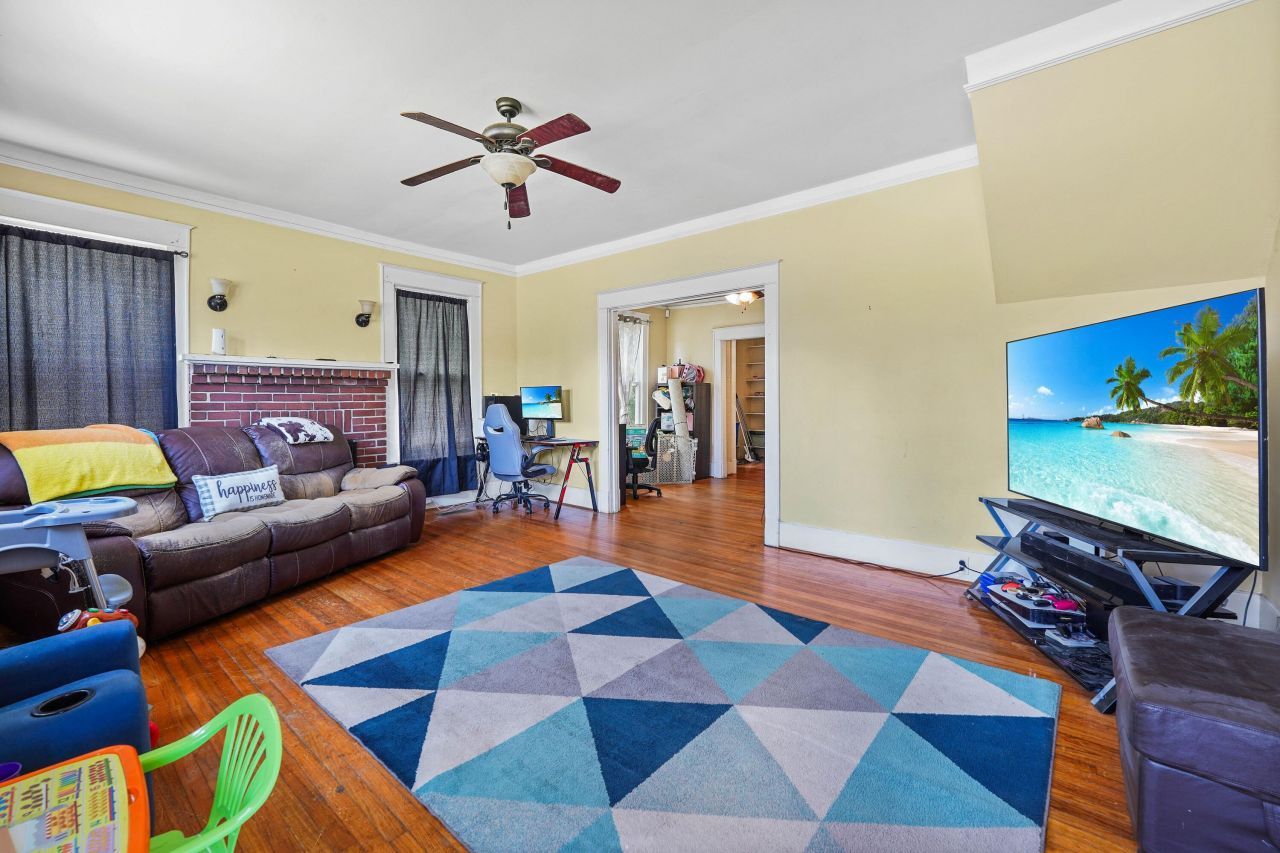 205 W Elm Street Photo 16