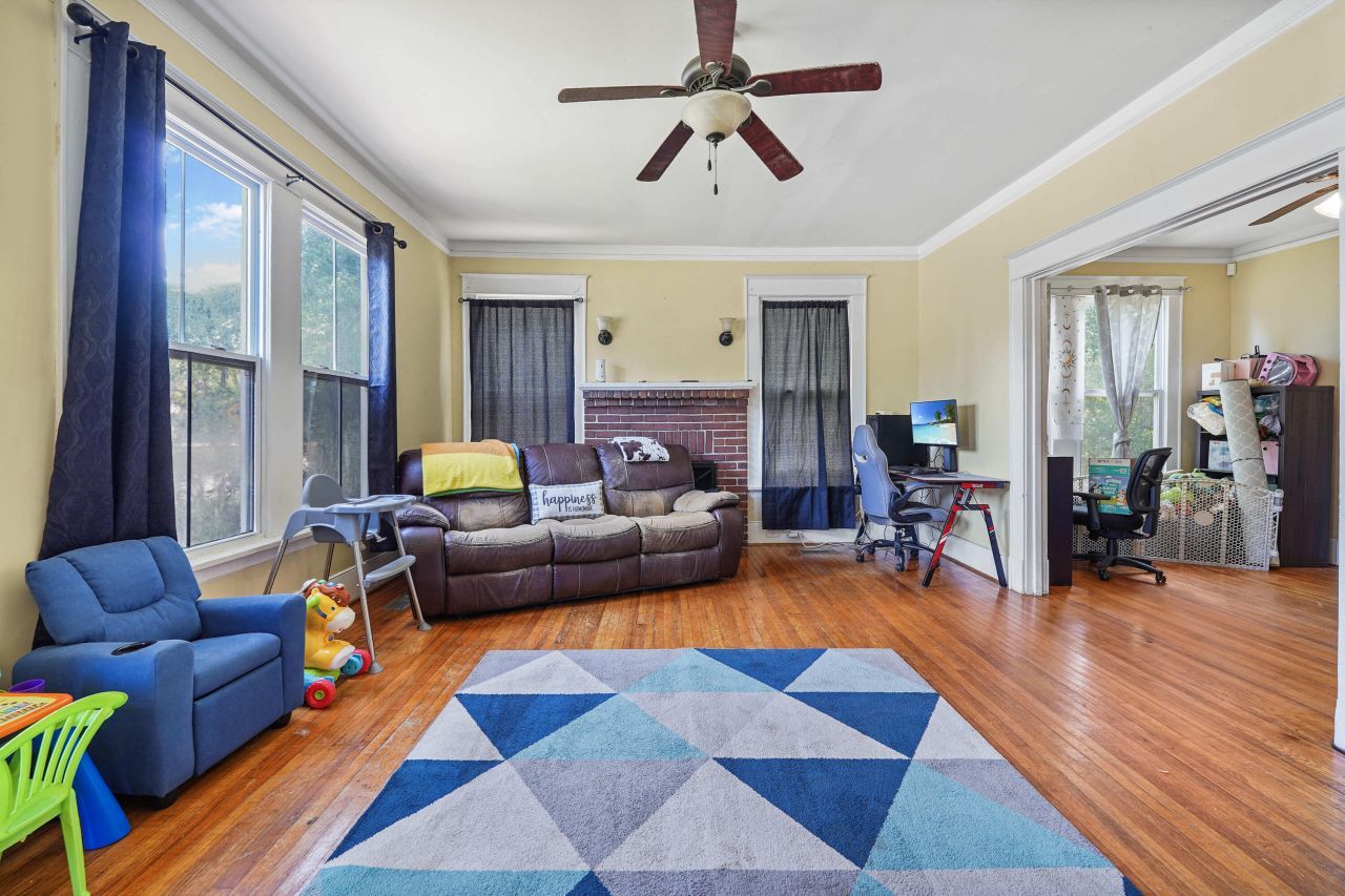 205 W Elm Street Photo 17