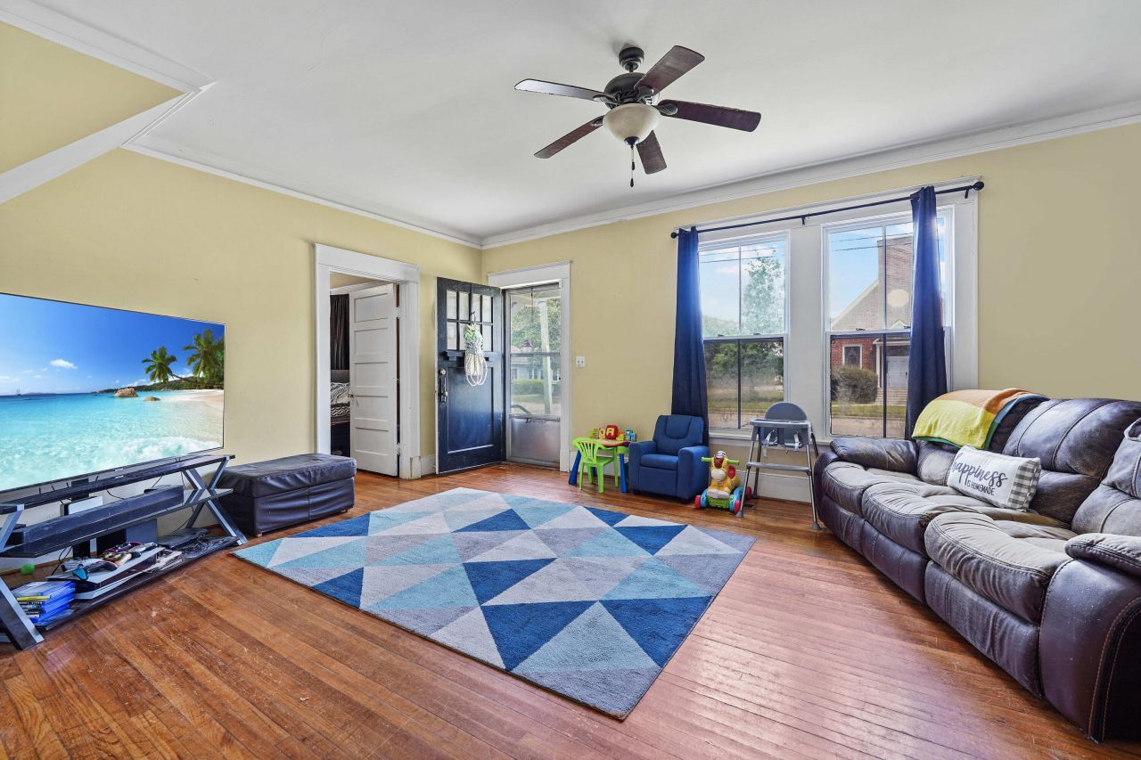 205 W Elm Street Photo 18