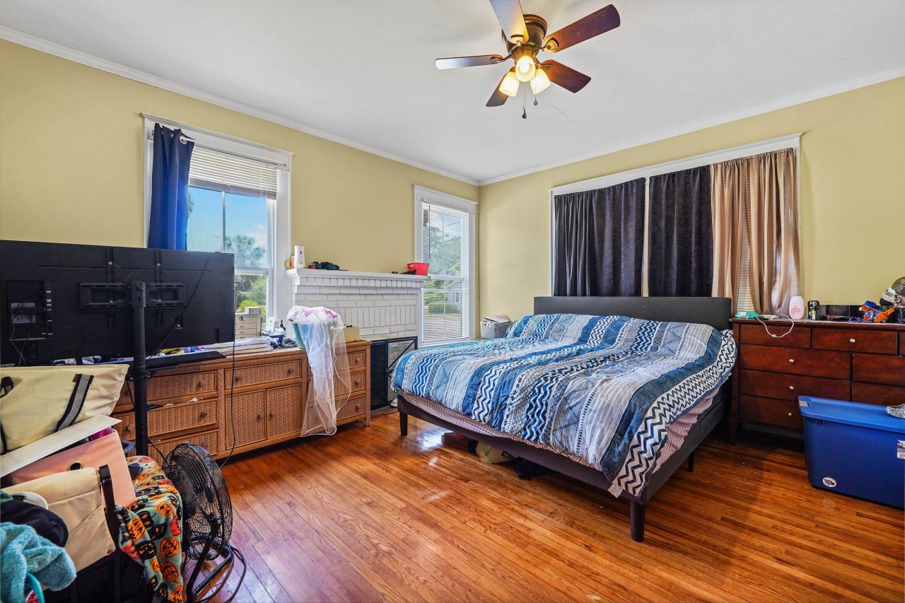 205 W Elm Street Photo 19