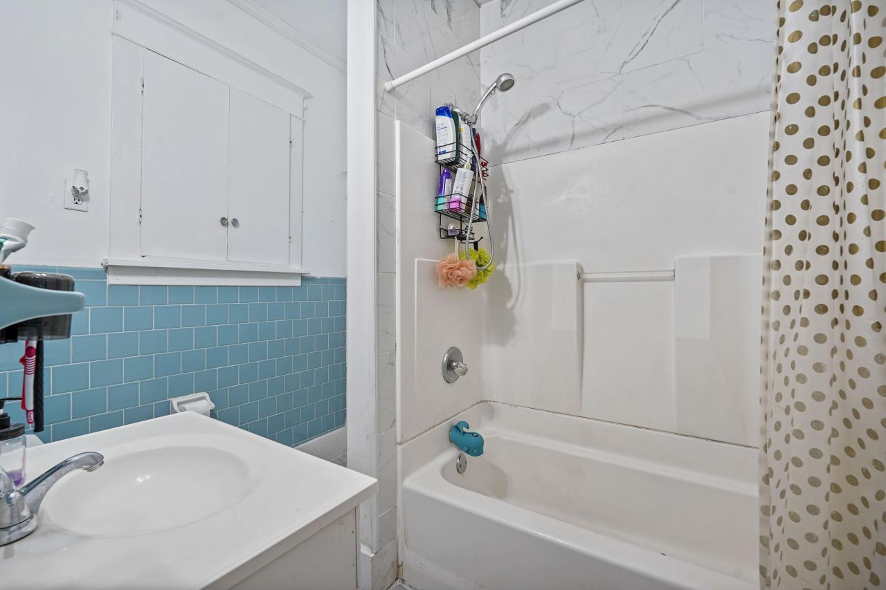 205 W Elm Street Photo 21