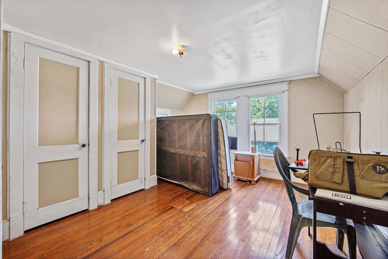 205 W Elm Street Photo 24