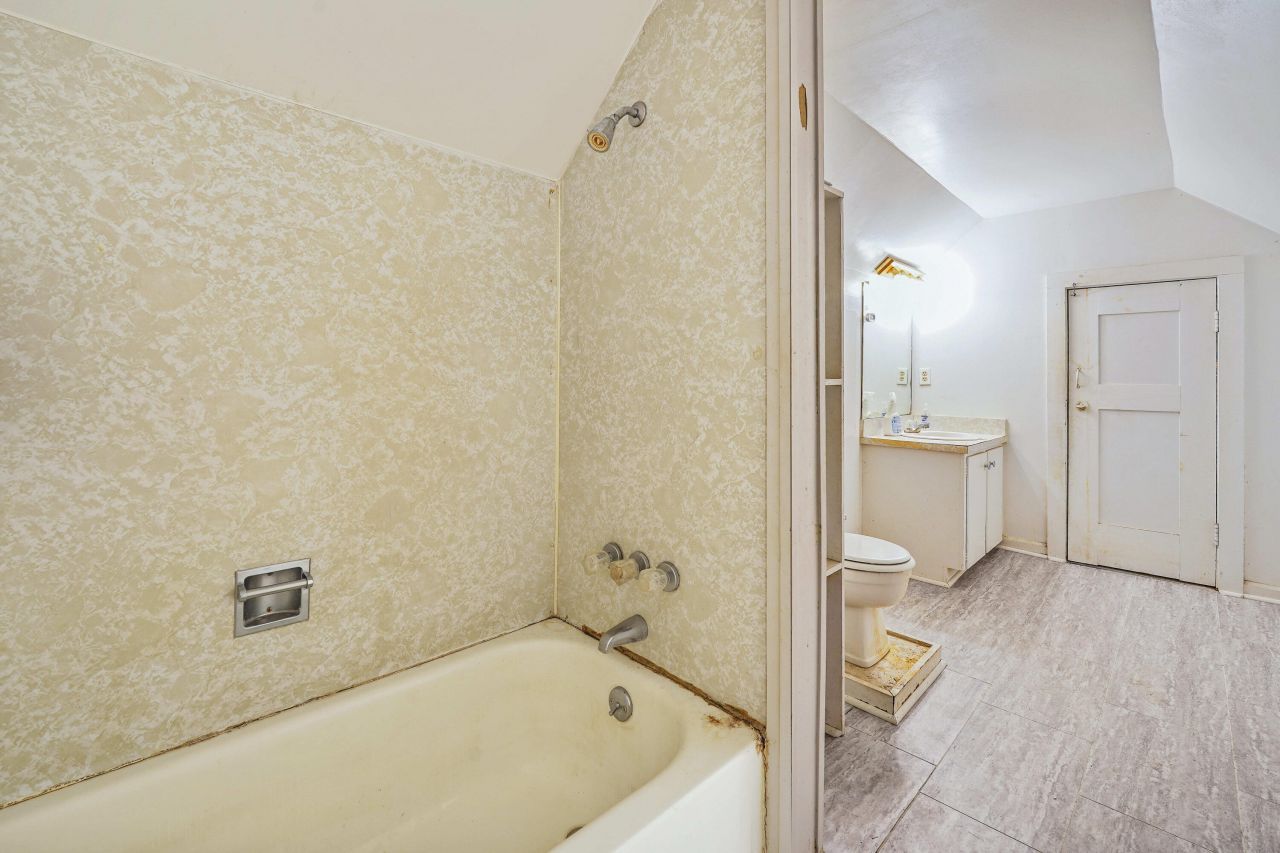 205 W Elm Street Photo 26