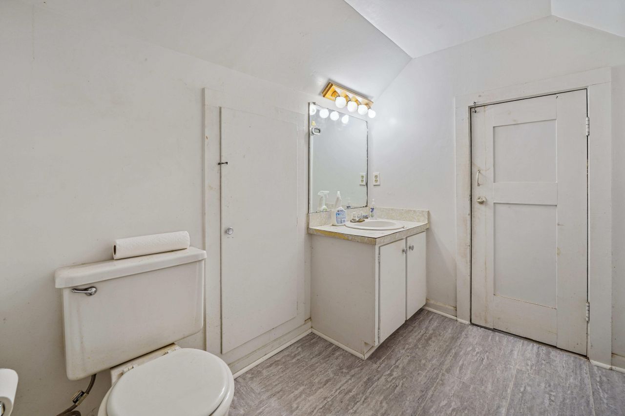 205 W Elm Street Photo 27