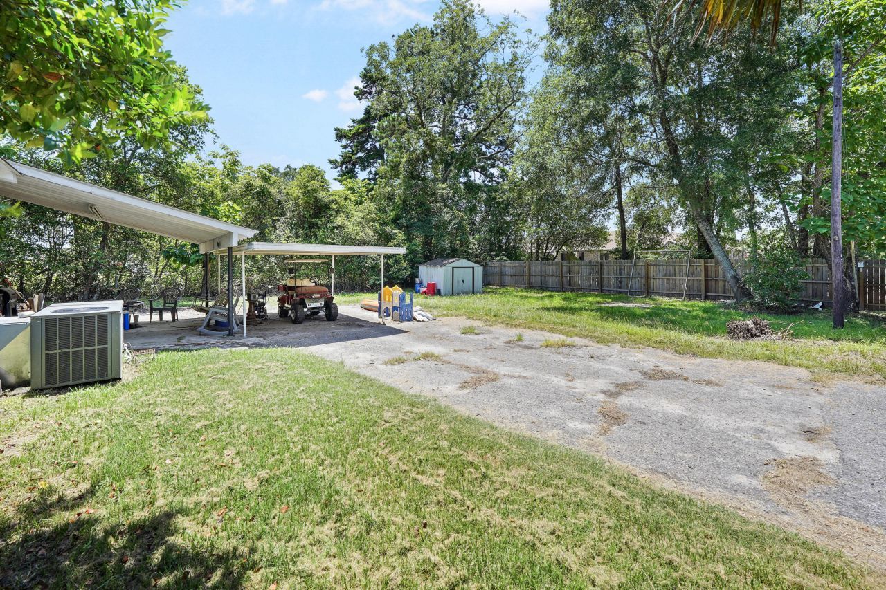 205 W Elm Street Photo 4