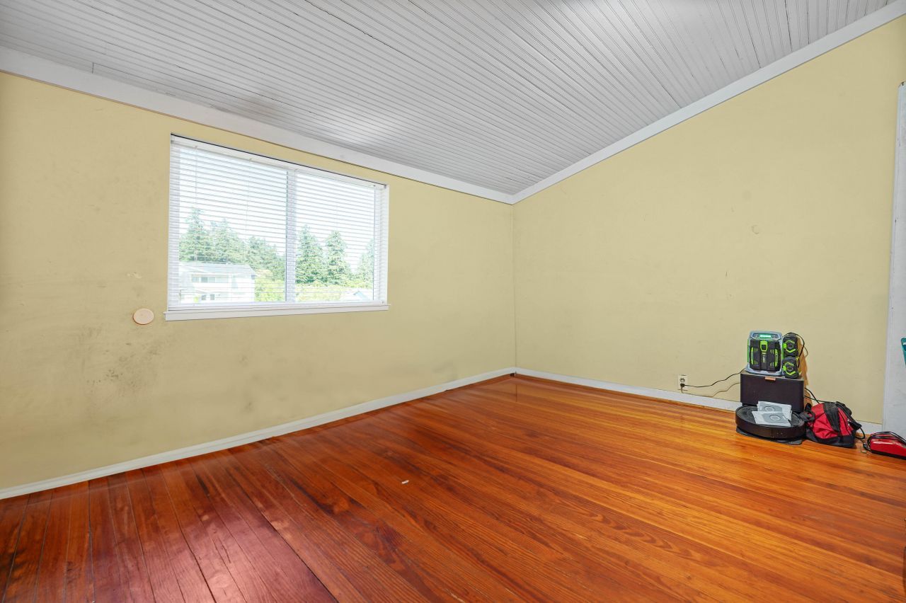 205 W Elm Street Photo 9