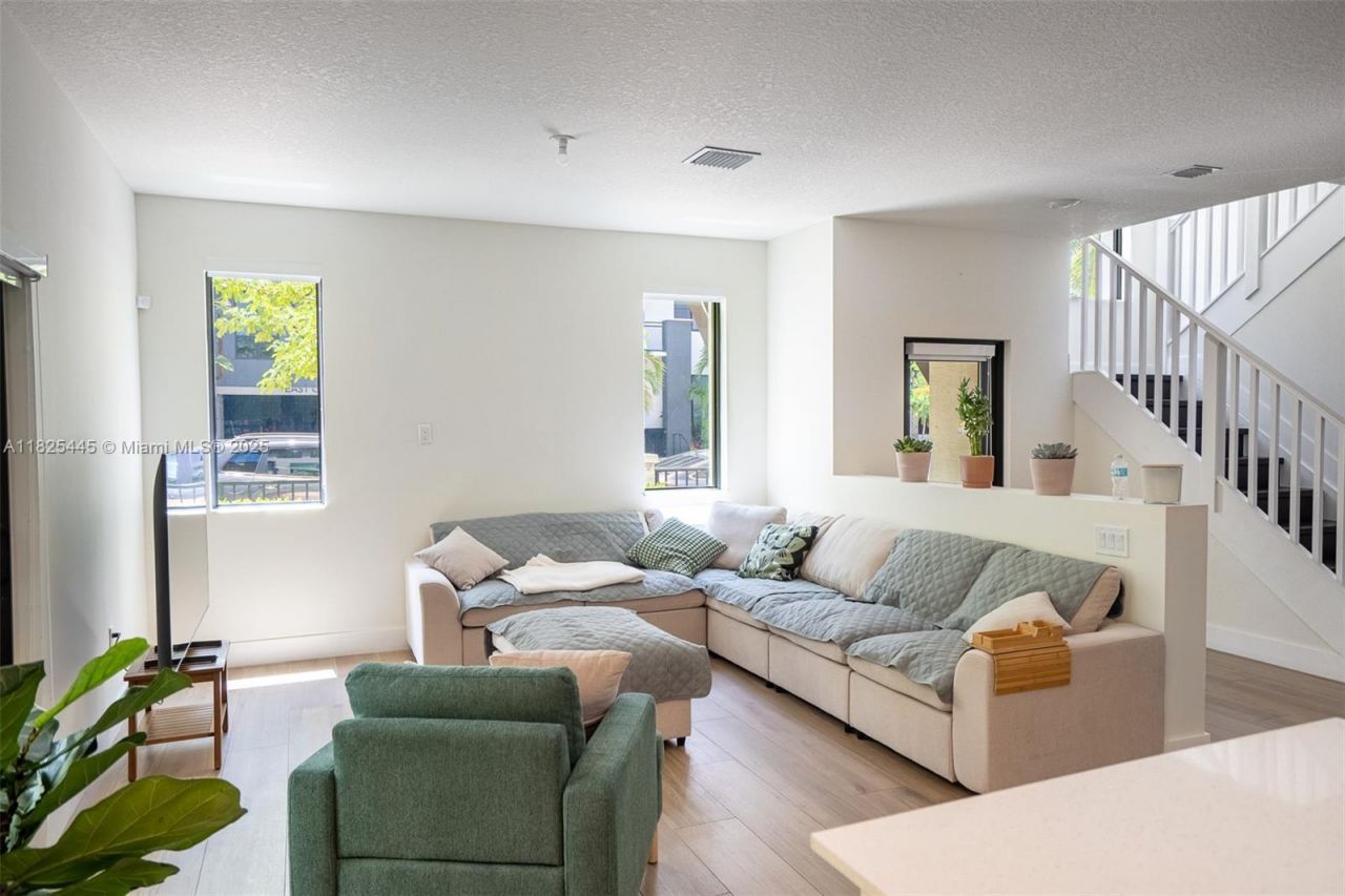 4269 NW 83rd Path, Doral, FL 33166 Photo