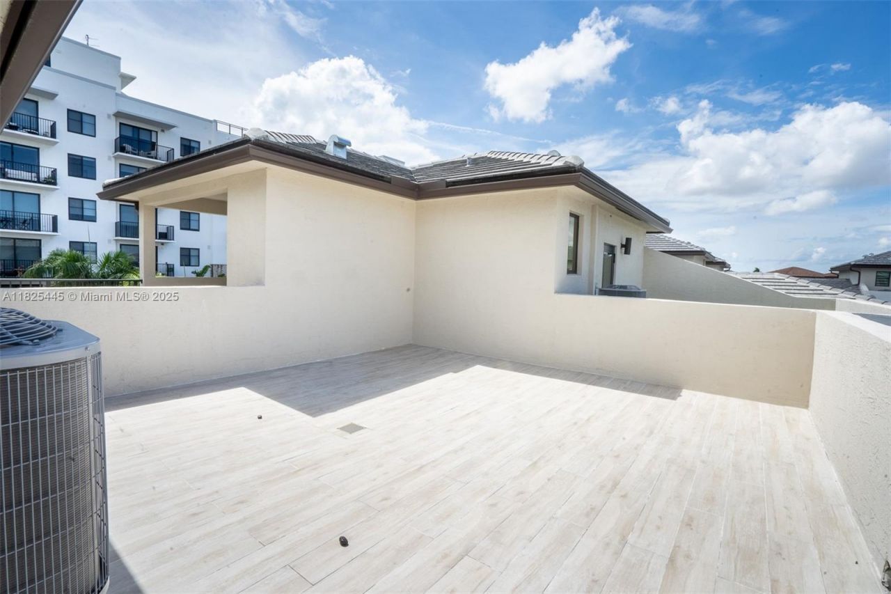 4269 NW 83rd Path, Doral, FL 33166 Photo