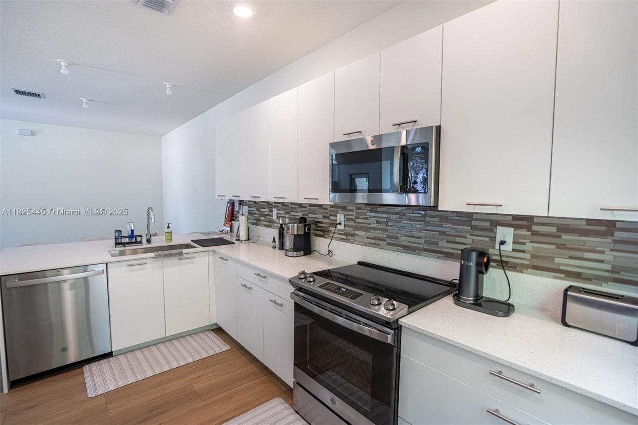 4269 NW 83rd Path, Doral, FL 33166 Photo