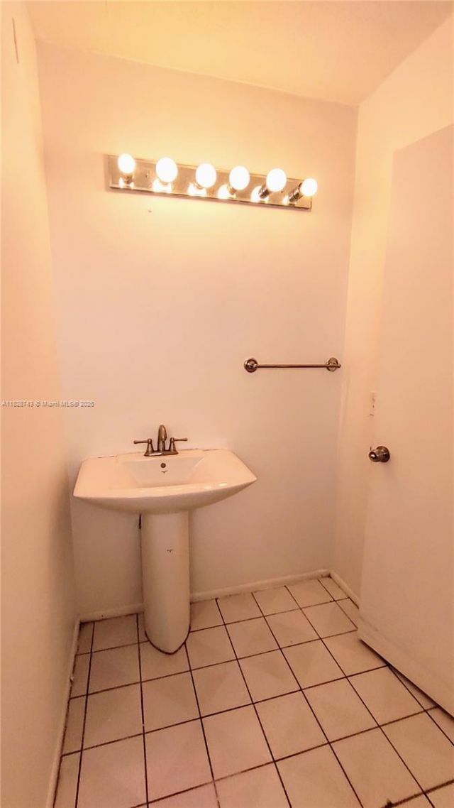 1780 NE 191st St, Unit 704-2, Miami, FL 33179 Photo