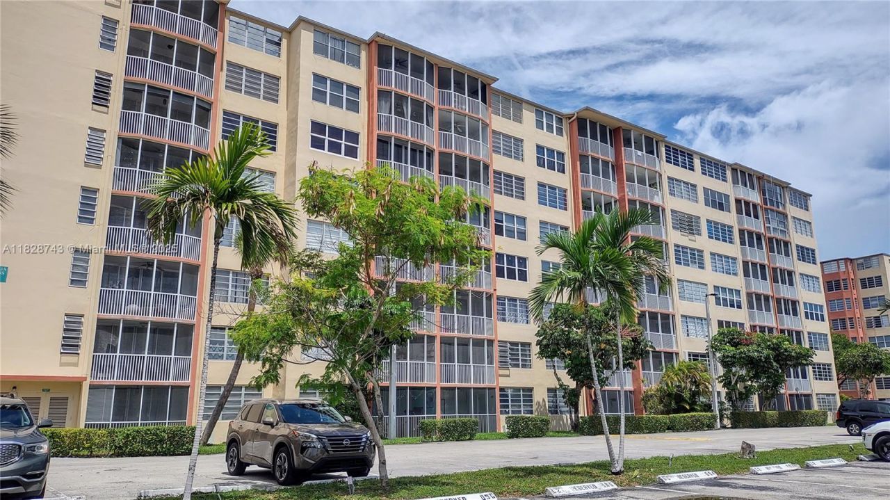 1780 NE 191st St, Unit 704-2, Miami, FL 33179 Photo