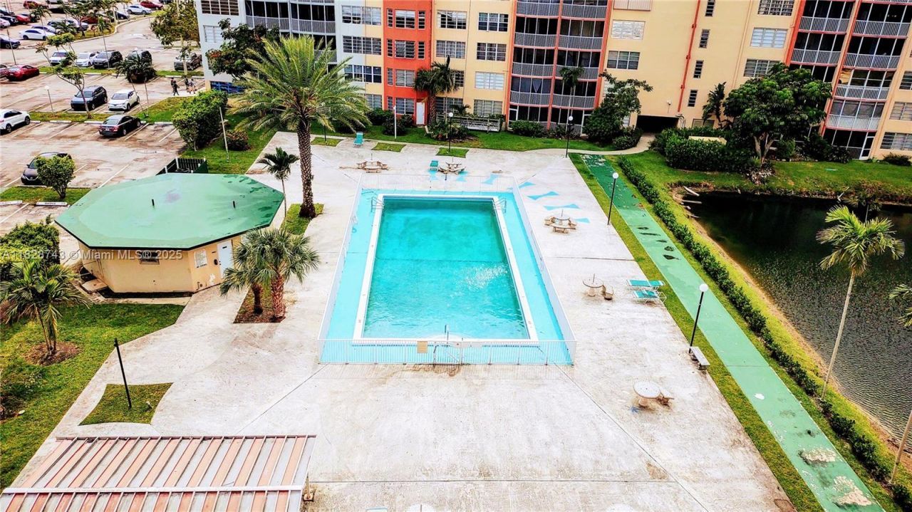 1780 NE 191st St, Unit 704-2, Miami, FL 33179 Photo