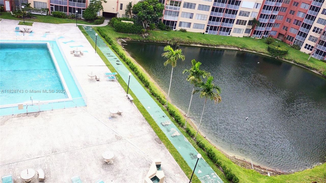 1780 NE 191st St, Unit 704-2, Miami, FL 33179 Photo