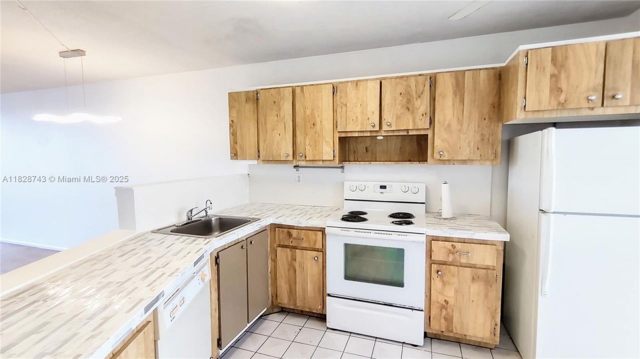 1780 NE 191st St, Unit 704-2, Miami, FL 33179 Photo