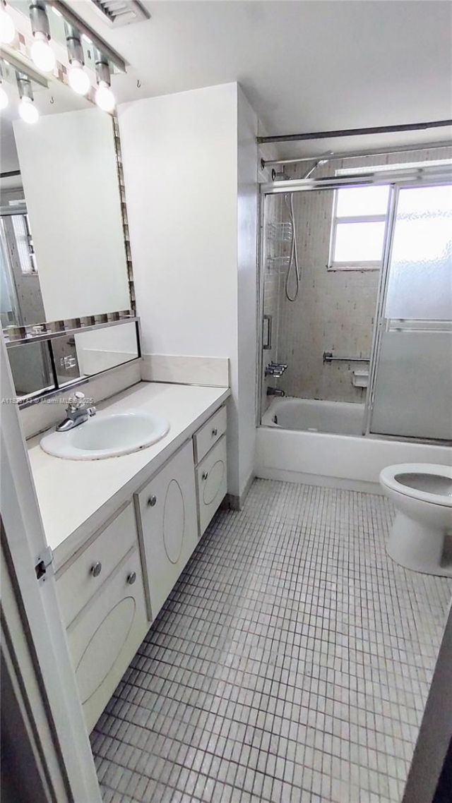 1780 NE 191st St, Unit 704-2, Miami, FL 33179 Photo