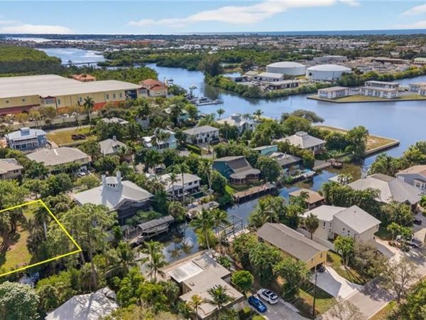 1675 Avion PL, NAPLES, FL 34104