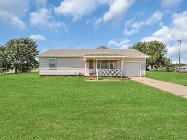 105 E Walk, Canute, OK 73626
