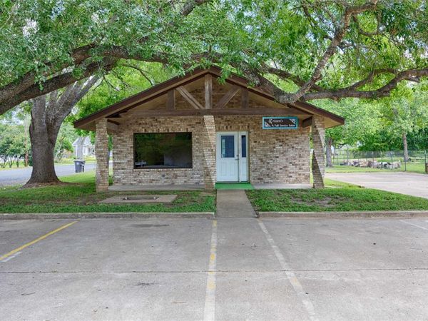 737 N Main ST, Schulenburg, TX 78956
