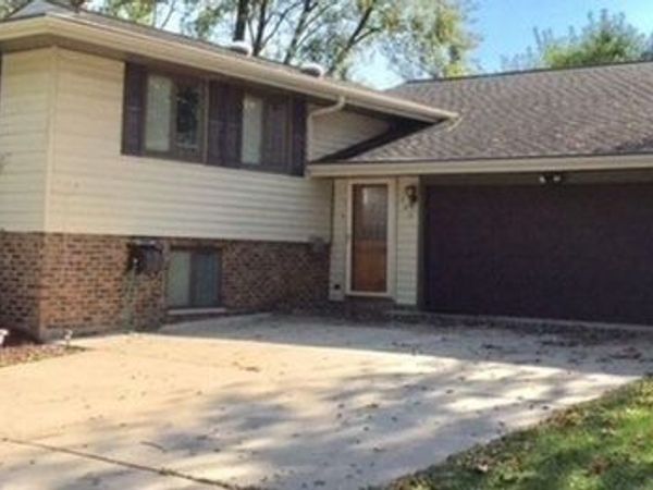 702 AUBURN Circle, Schaumburg, IL 60193