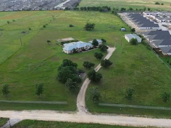 400 Hyview LN, Hutto, TX 78634