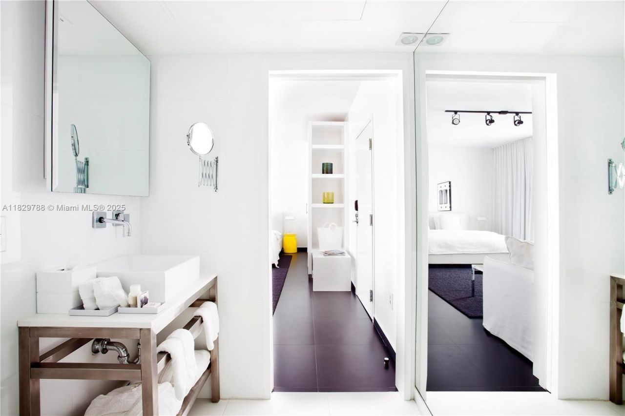 205 Collins Ave, Miami Beach, FL 33139 Photo