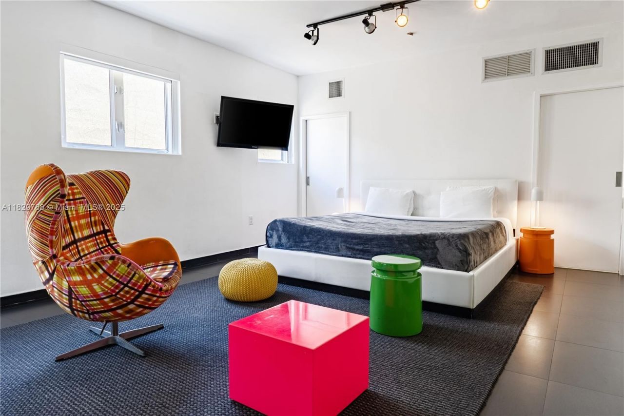 205 Collins Ave, Miami Beach, FL 33139 Photo